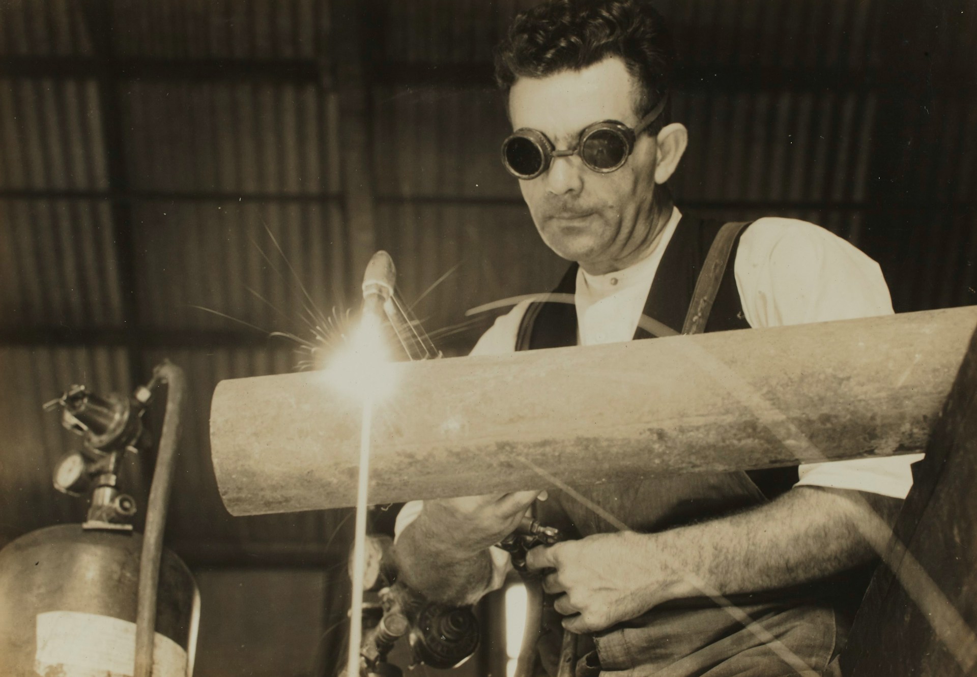 Safety Glasses for Welding: UV Protection and Darkening Lenses